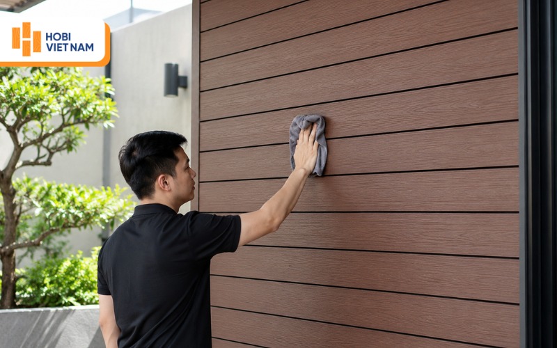 Vệ sinh tấm ốp tường ngoài trời định kỳ, tránh hóa chất mạnh