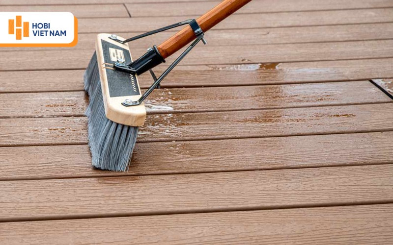 Nên sử dụng nước sạch hoặc dung dịch tẩy rửa trung tính để làm sạch bề mặt