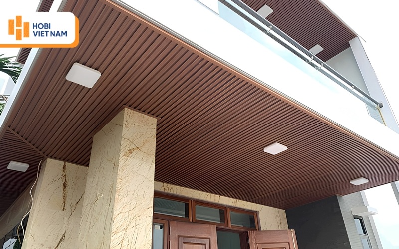 Trần biệt thự ngoài trời ốp lam sóng nhựa cao cấp
