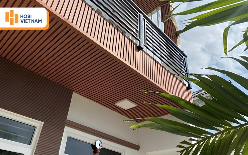 Mẫu trần và vách ban công ốp lam sóng nhựa giả gỗ