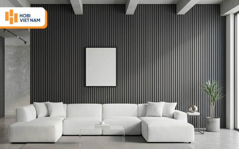 Vách trang trí lam sóng màu xám đậm tương phản với sofa trắng hiện đại