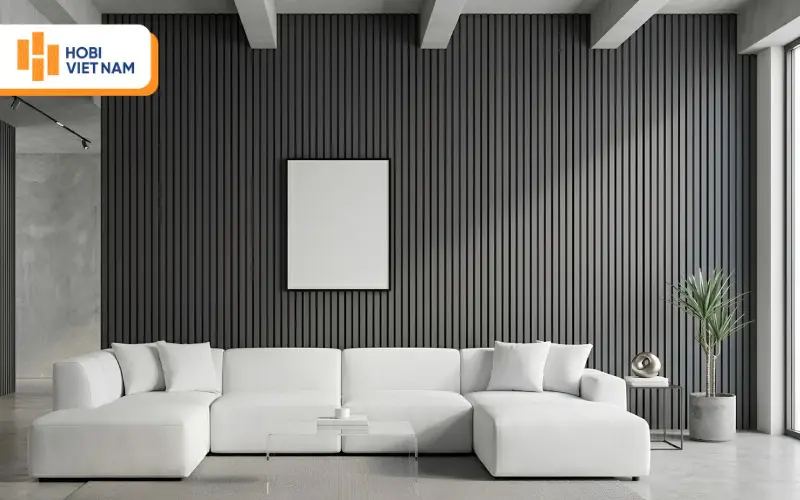 Vách trang trí lam sóng màu xám đậm tương phản với sofa trắng hiện đại