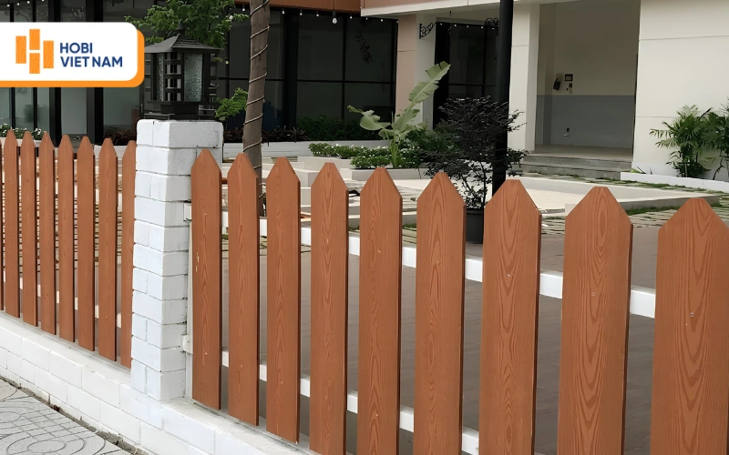Hàng rào gỗ nhựa tone nâu đỏ