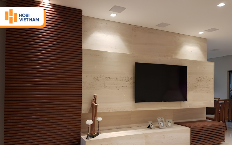 Lam sóng gỗ kết hợp đá ốp vách TV mang lại vẻ ấm cúng, tinh tế