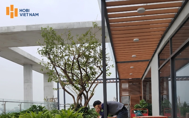 Ốp trần mái hiên gỗ nhựa kết hợp đèn chiếu Ốp trần mái hiên gỗ nhựa kết hợp đèn chiếu