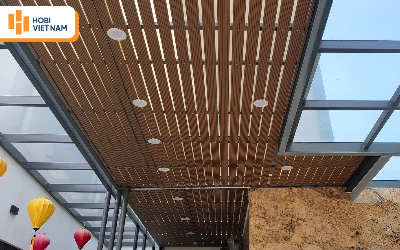 Mái hiên gỗ nhựa composite kết hợp đèn Mái hiên gỗ nhựa composite kết hợp đèn