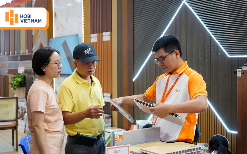 Ưu tiên kiểm tra vật liệu trực tiếp để đảm bảo đúng màu gỗ nhựa
