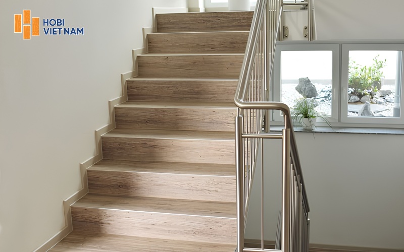 Mặt bậc cầu thang gỗ công nghiệp là phần bề mặt của bậc cầu thang được làm bằng gỗ công nghiệp