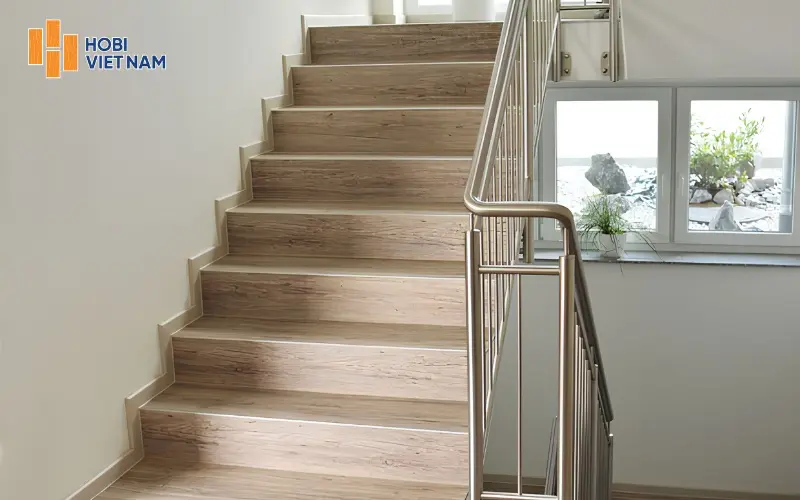 Mặt bậc cầu thang gỗ công nghiệp là phần bề mặt của bậc cầu thang được làm bằng gỗ công nghiệp