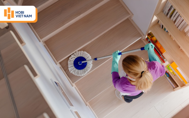 Nên vệ sinh bằng khăn mềm hoặc cây lau ẩm để bảo vệ lớp phủ bề mặt