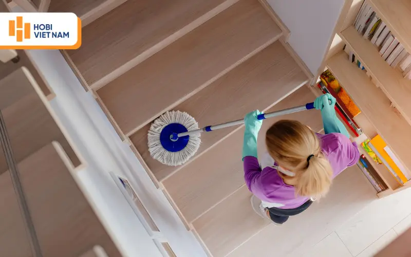 Nên vệ sinh bằng khăn mềm hoặc cây lau ẩm để bảo vệ lớp phủ bề mặt