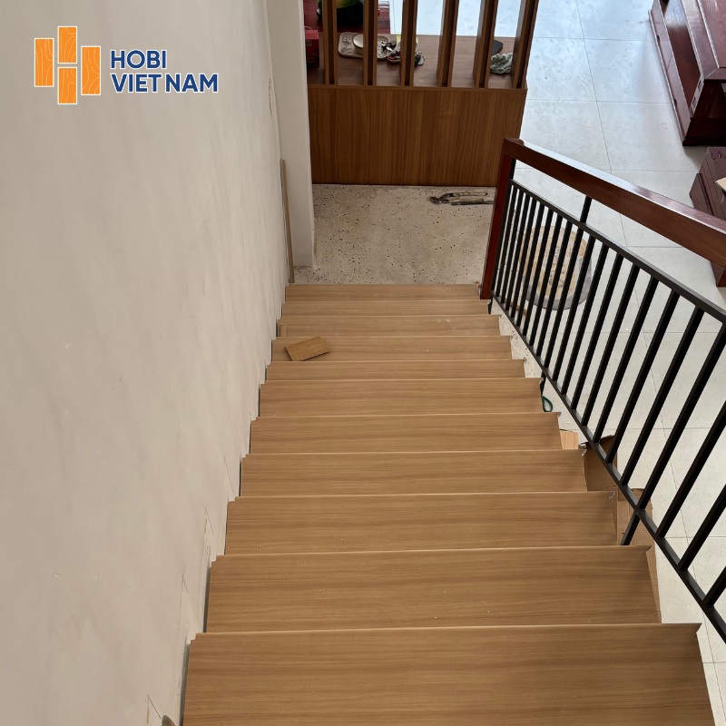 Mặt bậc cầu thang nhựa vân gỗ đẹp, bền và hiện đại.