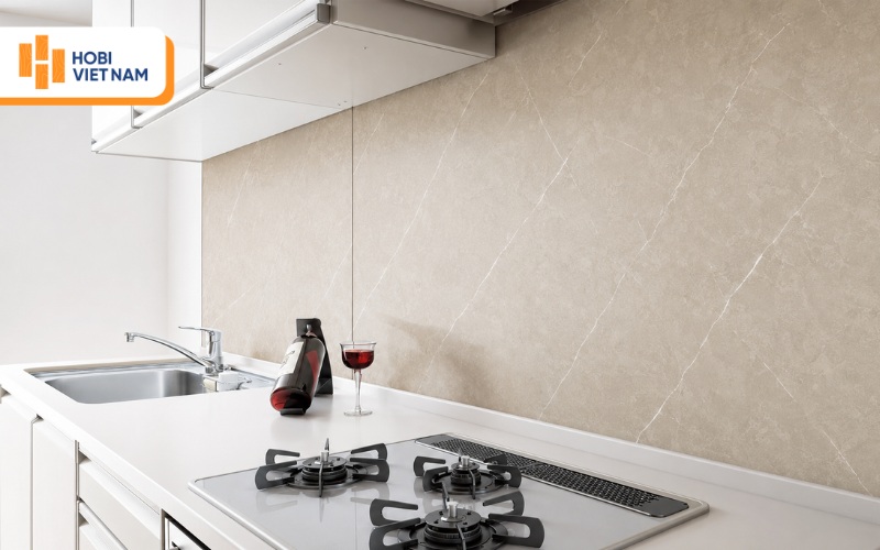 Không gian bếp với tấm nhựa ốp tường