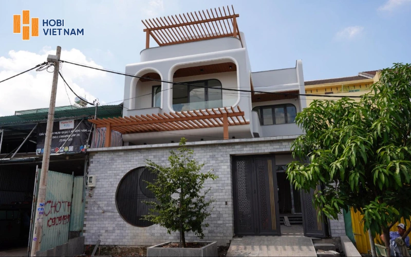 Thi công lam gỗ nhựa ban công tại Bình Chánh