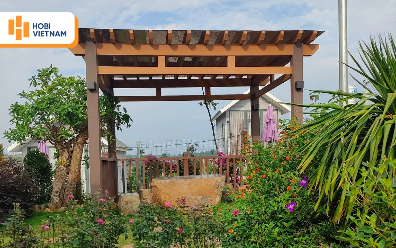 Thi công lam gỗ nhựa ngoài trời chòi nghỉ
