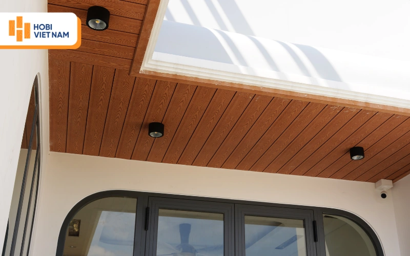 Dự án thi công tấm ốp trần gỗ nhựa kết hợp đèn LED ở Bình Chánh