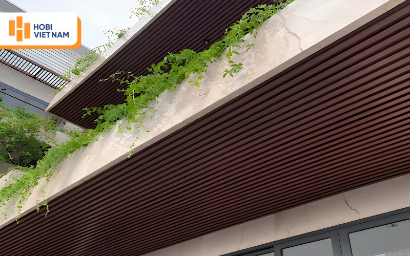 Trần lam gỗ nhựa composite có khả năng chống ẩm, chống mối mọt và độ bền cao