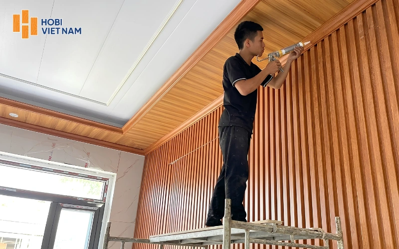 Phụ phí thi công ở độ cao hoặc ngoài giờ hành chính có thể chưa được tính vào báo giá ban đầu Phụ phí thi công ở độ cao hoặc ngoài giờ hành chính có thể chưa được tính vào báo giá ban đầu