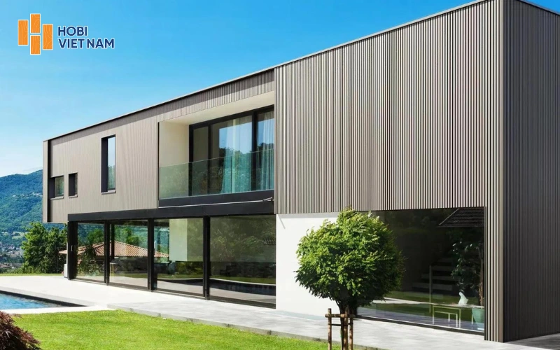 Tấm ốp gỗ nhựa lam sóng đứng màu xám cho mặt tiền hiện đại Tấm ốp gỗ nhựa lam sóng đứng màu xám cho mặt tiền hiện đại