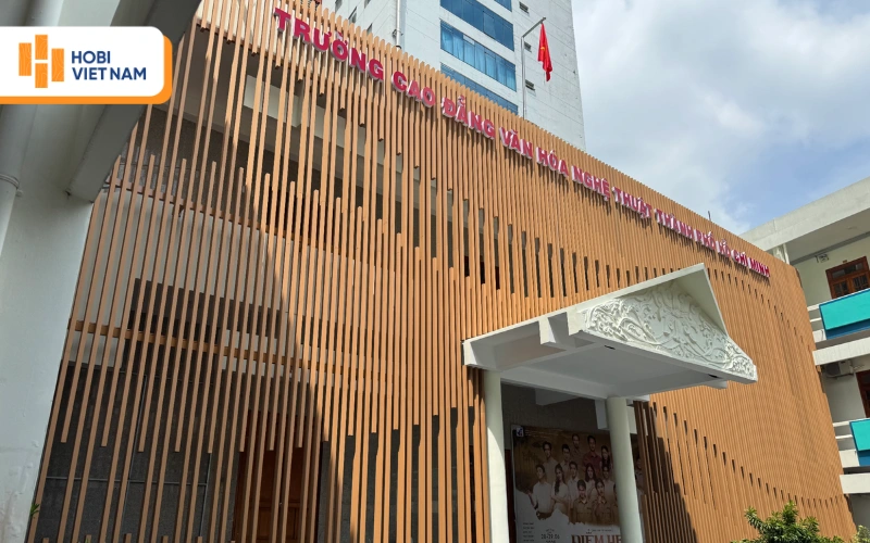 Gỗ nhựa ốp mặt tiền trường Cao đẳng văn hóa nghệ thuật TP Hồ Chí Minh Gỗ nhựa ốp mặt tiền trường Cao đẳng văn hóa nghệ thuật TP Hồ Chí Minh