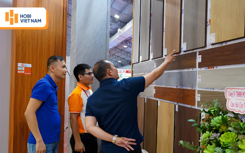 Khách hàng nhập sàn gỗ từ kho sàn gỗ Bình Dương Hobi Việt Nam