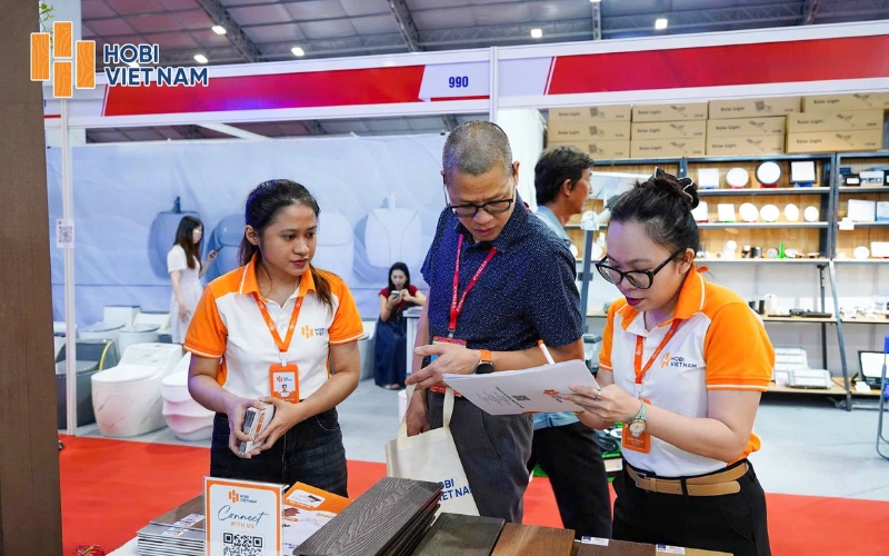 Hobi hỗ trợ gửi mẫu thực tế, thông số kỹ thuật và tư vấn lựa chọn màu sắc sàn gỗ phù hợp