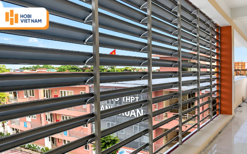 Sản phẩm lam chắn ánh nắng 132S dùng tầng trên trường học