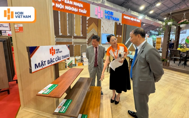 Khách hàng nên đến showroom hoặc kho để xem mẫu sàn gỗ thực tế Khách hàng nên đến showroom hoặc kho để xem mẫu sàn gỗ thực tế