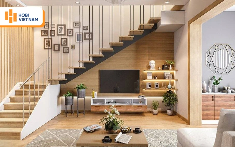 Vách ngăn tivi cầu thang ốp gỗ sáng màu kết hợp kệ treo tường hiện đại