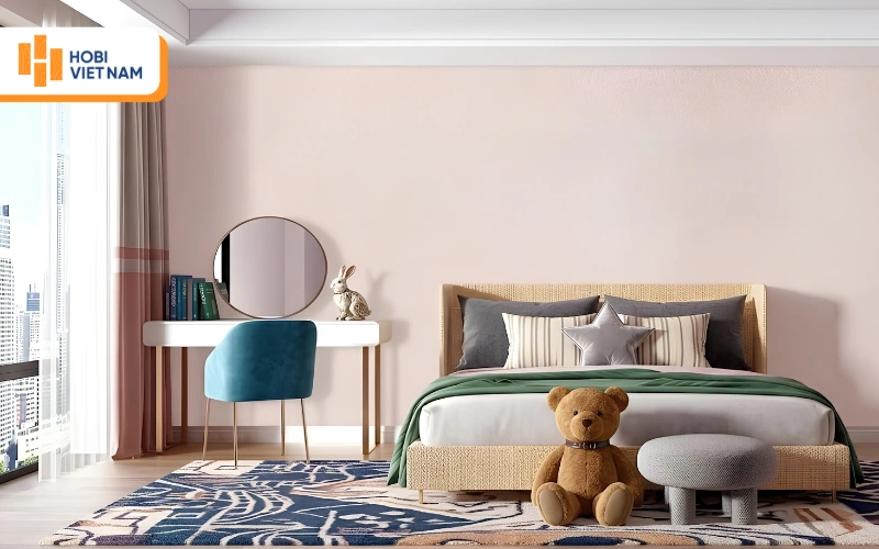 Phòng ngủ với giấy dán tường hồng pastel dịu nhẹ, tạo cảm giác thư giãn