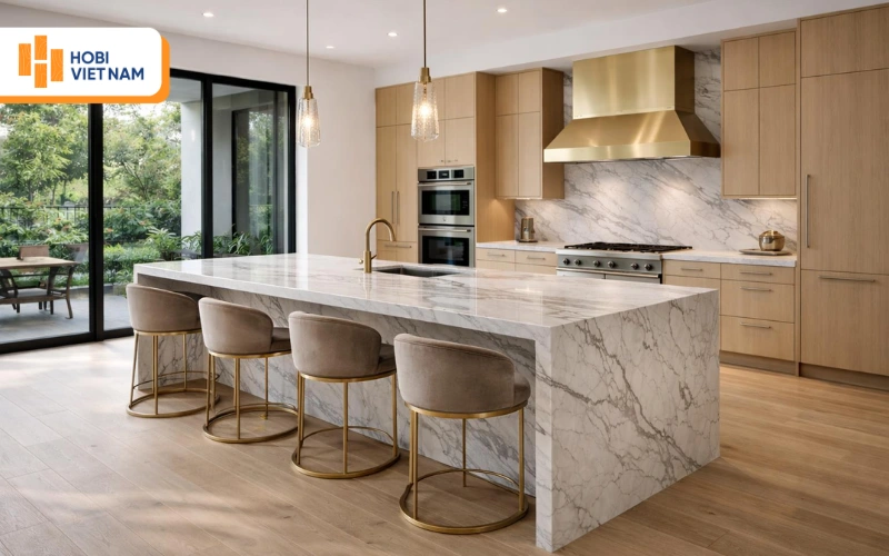 Bếp biệt thự phong cách Luxury với bàn đảo đá trắng vân mây và máy hút mùi mạ vàng 