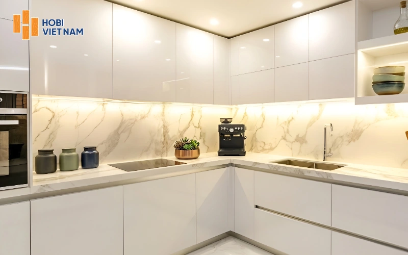Mẫu tủ bếp chữ l nhỏ đẹp phủ Acrylic trắng sáng bóng, tối ưu góc chết phòng bếp 