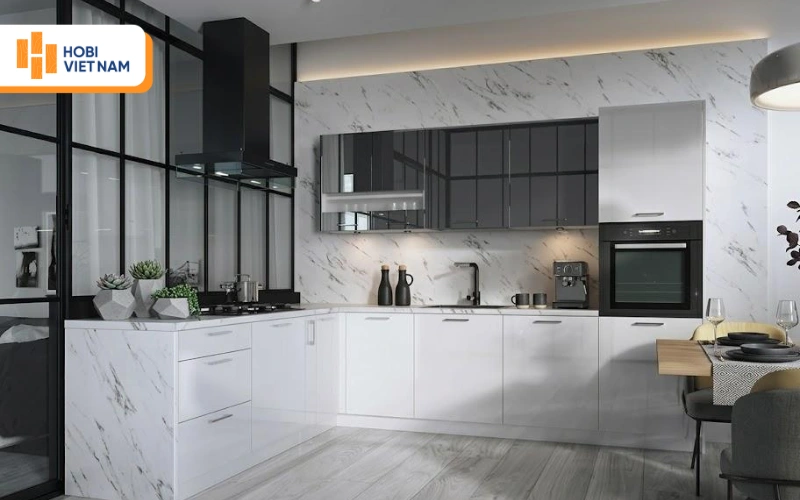 Mẫu nhà bếp đẹp  hiện đại phối màu xám - trắng, nổi bật với tường ốp đá vân mây 