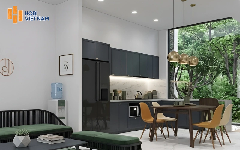Không gian bếp chữ L hiện đại thoáng đãng nhờ kết nối sân vườn xanh 