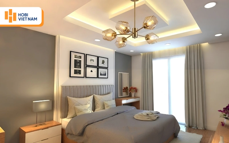 Mẫu trần thạch cao giật cấp vuông kết hợp đèn chùm hiện đại, tạo điểm nhấn ấm cúng, tinh tế cho phòng ngủ Mẫu trần thạch cao giật cấp vuông kết hợp đèn chùm hiện đại, tạo điểm nhấn ấm cúng, tinh tế cho phòng ngủ