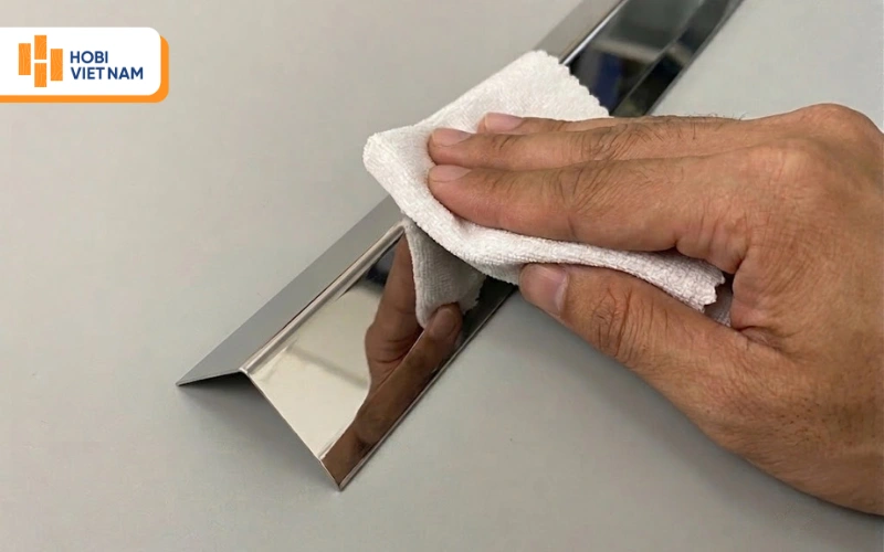 Làm sạch bụi bẩn trước khi lắp nẹp inox