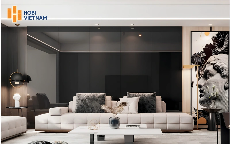 Ốp tường sau sofa bằng tấm than tre tráng gương đen tạo chiều sâu sang trọng 