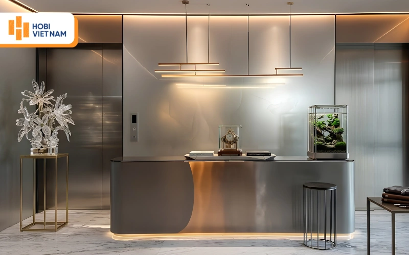 Ốp tường quầy lễ tân bằng tấm than tre tráng gương hiệu ứng inox xước cao cấp 