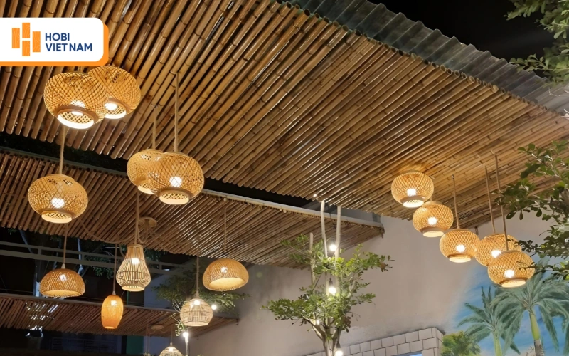 Trần tre trúc mang vẻ đẹp mộc mạc, gần gũi và tạo điểm nhấn tự nhiên cho không gian