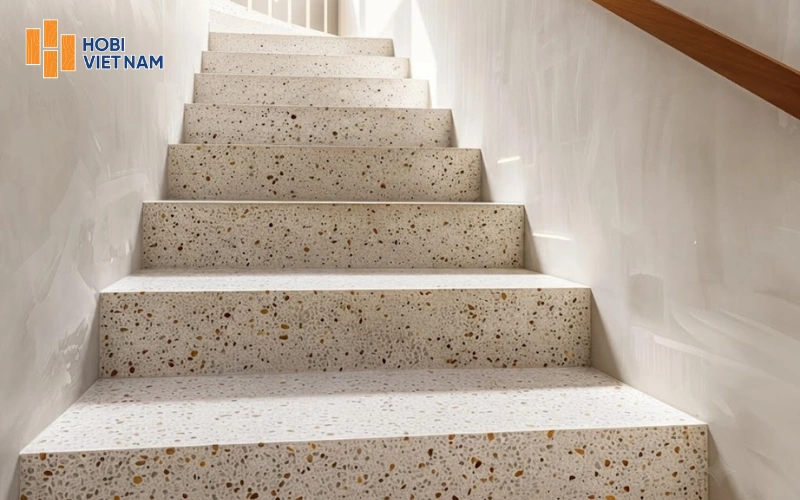 Mẫu cầu thang ốp gạch terrazzo hạt nhỏ sáng màu sang trọng