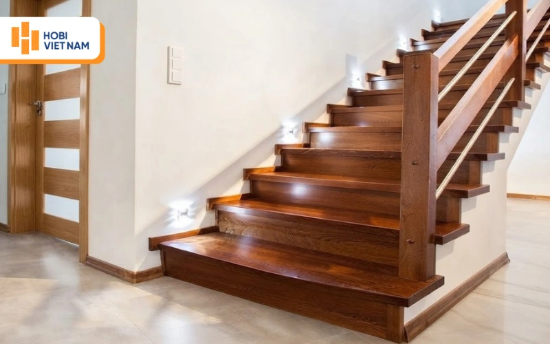 Cầu thang gỗ sẫm màu hiện đại với đèn LED âm tường và sàn gạch