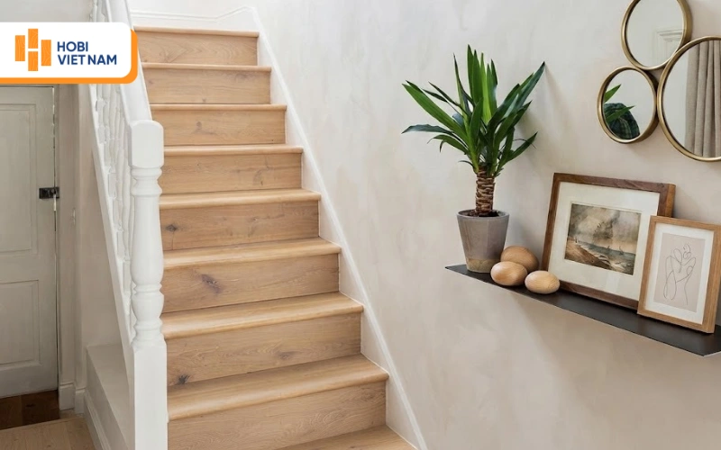 Cầu thang ốp gỗ công nghiệp  vân sáng kết hợp lan can trắng trang nhã